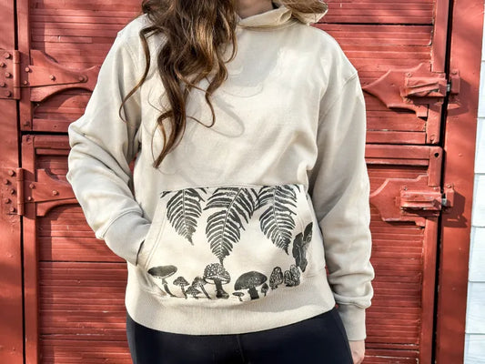 Size M – Sand-colored woodland pocket hoodie with fern and fungi explosion